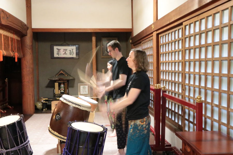 歴史あるお寺の境内で和太鼓体験